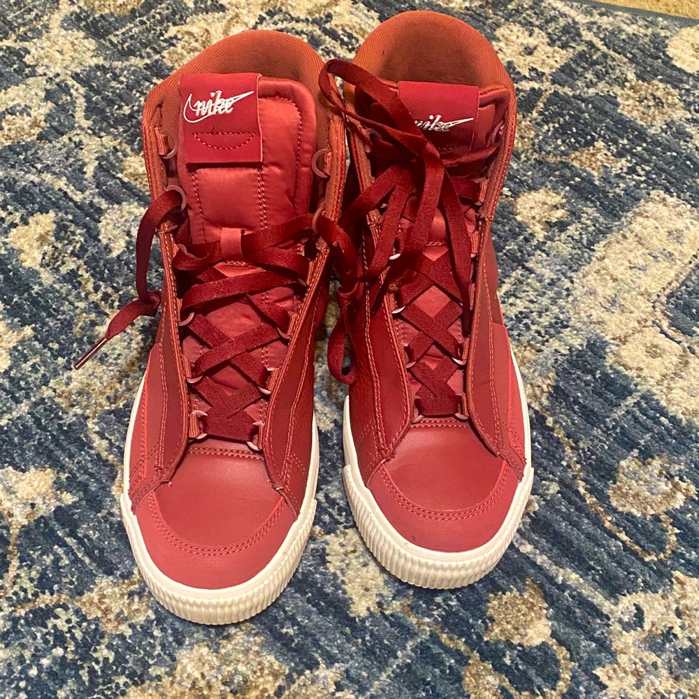 Nike Blazer Mid Victory Women’s Shoes
Size: Women’s US 8 Euc smoke/pet free